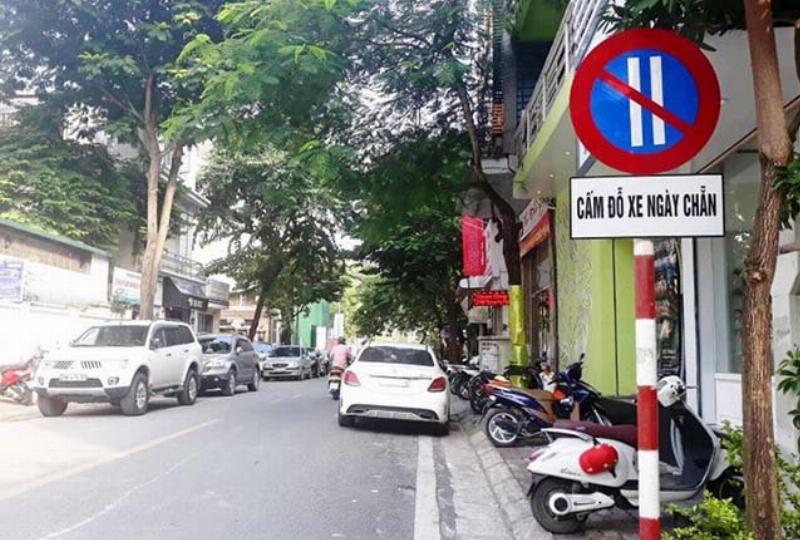 Các loại xe taxi Bình An Xuyên Mộc đậu trước trụ sở công ty